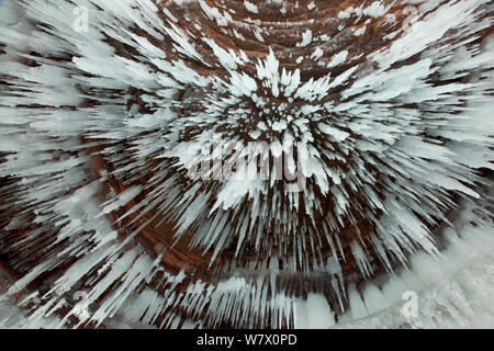 Eiszapfen hängen von Sandsteinfelsen entlang der Küstenlinie, Apostel Islands National Lakeshore, Lake Superior, Squaw Bay, Wisconsin, Februar 2014. Stockfoto