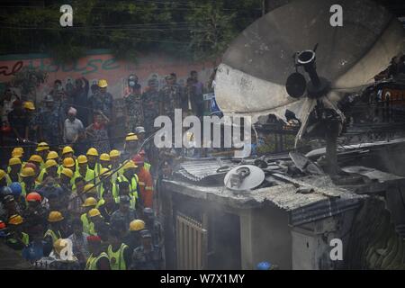 Kathmandu, Nepal. 7 Aug, 2019. Nepalesische Sicherheitskräfte und Feuerwehrmänner begießen, einen Brand in einem Gebäude in Kathmandu, Nepal, am Aug 7, 2019. Es wurden keine menschlichen Opfer in der Vorfall gemeldet. Credit: Sulav Shrestha/Xinhua Quelle: Xinhua/Alamy leben Nachrichten Stockfoto