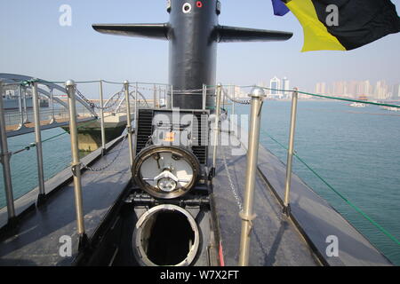 Blick auf den Eingang der stillgelegten Typ-091 Atom-U-Boot lange März 1, die auf der chinesischen Marine Museum in Qingdao Stadt, East China" Stockfoto