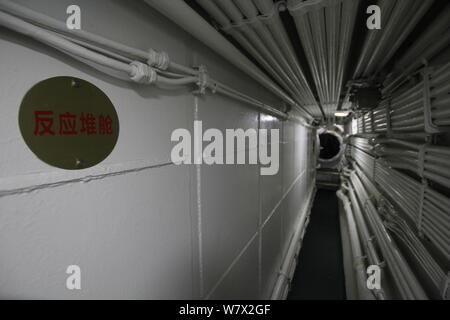 Ein Blick auf den Reaktor Fach in der Stillgelegten Typ-091 Atom-U-Boot lange März 1, die auf der chinesischen Marine Museum in Qingdao Stadt, Stockfoto