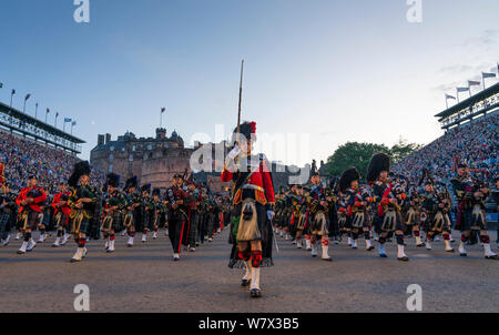 Edinburgh, Schottland, Großbritannien. 5. August 2019. Die Royal Edinburgh Military Tattoo ist Teil des Edinburgh International Festival. Abgebildet; Die angesammelten Rohre und Trommeln Stockfoto