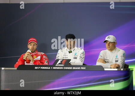 F1-Pilot Lewis Hamilton Mercedes, Mitte, Deutsch F1 Sebastian Vettel von Ferrari, Links, und der finnischen F1 Fahrer Valtteri Bottas von Mercedes a Stockfoto