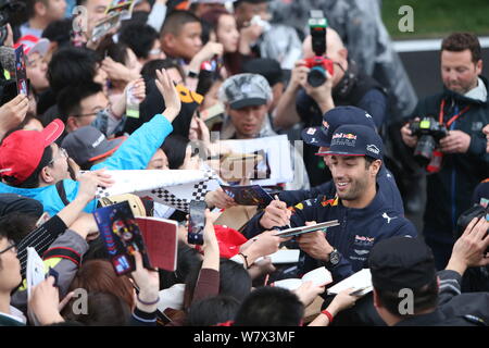 Australische F1 Fahrer Daniel Ricciardo von Red Bull Racing Autogramme für die Fans auf dem Shanghai International Circuit vor 2017 Formel 1 C Stockfoto