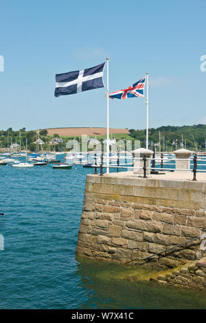 Cornish Saint Pirans und der britische Union Jack Fahnen am Pier in Falmouth. Cornwall, England Stockfoto