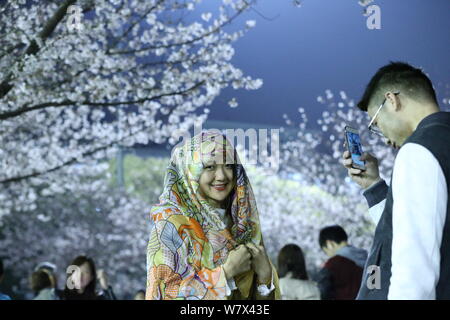 Chinesische Besucher nehmen Sie Fotos an der Tongji Universität, wo Kirschblüten in voller Blüte in Shanghai, China, 1. April 2017. Stockfoto