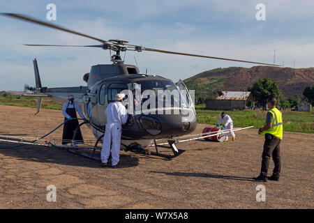 Helikopter ist mit Insektiziden für die Ernährungs- und Landwirtschaftsorganisation (FAO) die Heuschreckenbekämpfung Betrieb geladen. Miandrivazo Airport, Madagaskar, Dezember 2013. Stockfoto