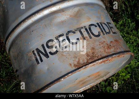 Fass mit Insektengift für Ernährung und Landwirtschaft (FAO)-Aktion gegen wandernde Heuschrecken (Locusta migratoria capito), Flughafen, miandrivazo Madagaskar Dezember 2013. Stockfoto