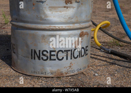 Fass mit Insektengift für Ernährung und Landwirtschaft (FAO)-Aktion gegen wandernde Heuschrecken (Locusta migratoria capito), Flughafen, miandrivazo Madagaskar Dezember 2013. Stockfoto