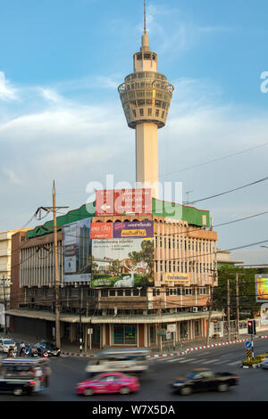 SAMUT PRAKAN, Thailand, 18. Mai 2019, den Verkehr in den Straßen von Samut Prakan, Thailand. Kreuzung mit Aussichtsturm. Stockfoto