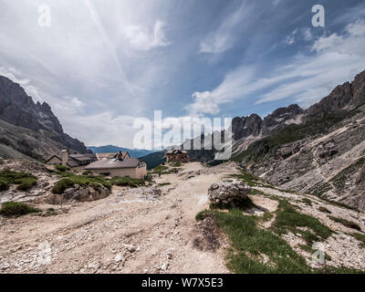 Zerklüftete Berglandschaft mit Blick auf die vajolet und Preuss Hütte Berghütte in den Rosengarten, der italienischen Dolomiten Südtirol Stockfoto