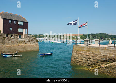 Cornish Saint Pirans und der britische Union Jack Fahnen am Pier in Falmouth. Cornwall, England Stockfoto