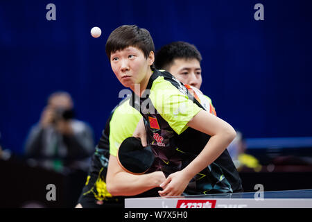 Wang Manyu, front, dient als Sie und Fang Bo Chinas gegen Masataka Morizono und Mima Ito von Japan konkurrieren in Ihrer gemischten Doppel Halbfinale Stockfoto