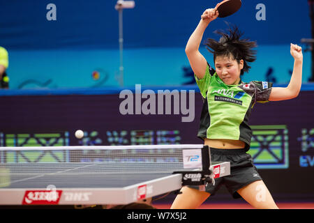 Miu Hirano von Japan gibt einen Schuß zu Chen Meng von China in singles ihre Frauen finale während der seamaster 23 ITTF-asiatischen Tischtennis Championsh Stockfoto