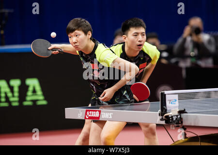 Wang Manyu, front, dient als Sie und Fang Bo Chinas gegen Masataka Morizono und Mima Ito von Japan konkurrieren in Ihrer gemischten Doppel Halbfinale Stockfoto