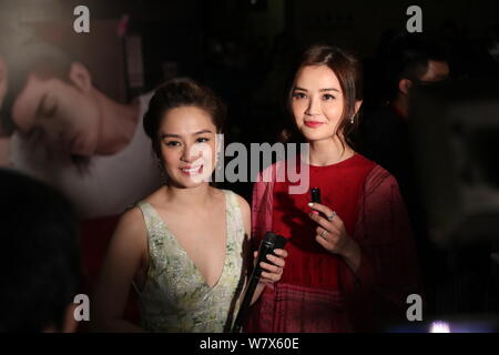 Sänger und Schauspieler Gillian Chung, Links, und Charlene Choi Hong Kong Pop Duo Twins besuchen eine Premiere für ihren Film '77 Heartbreaks" Am 41. Stockfoto