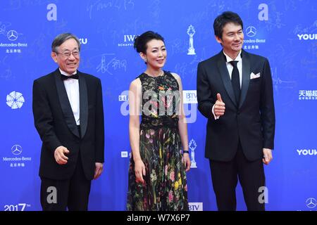 Die japanische Schauspielerin Yui Natsukawa, Zentrum, kommt auf den roten Teppich für die Eröffnungszeremonie der 7. Beijing International Film Festival in Peking, Stockfoto