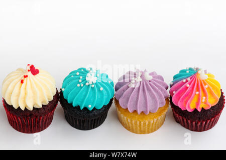 Vielzahl bunt süß Cupcake auf weißem Hintergrund Stockfoto