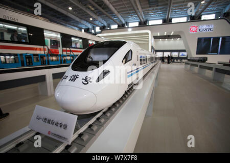 ---- Blick auf das Trainieren eines Modells auf dem Display am Stand von Crrc (China Eisenbahnrollmaterial Corp Ltd) während einer Ausstellung in Changchun, im Nordosten der Stadt Stockfoto