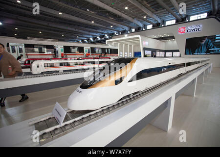 ---- Blick auf Modelleisenbahnen auf Anzeige am Stand von Crrc (China Eisenbahnrollmaterial Corporation) während einer Ausstellung in Changchun Stadt, northea Stockfoto