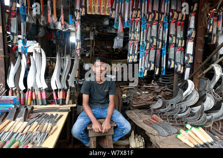 Dhaka, Bangladesch - Juli 07, 2019: Schmiede Shop bei karwan Bazar in Dhaka haben hart gearbeitet, Messer, Hackmesser, Macheten und anderen scharfen zu machen Stockfoto