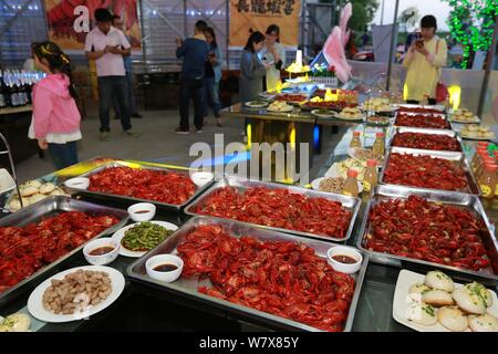 Ansicht der Krebse während eines fest, die von einem gourmet Plaza zu seiner 3-jährigen Jubiläum feiern in Xiangyang, der Central China Provinz Hubei, 22. April 2017. Stockfoto