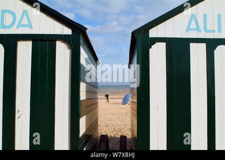 Farbenfroh und vintage Beach Cabins alle Sommer ruht auf dem Sand am Strand von De Panne, Belgien Stockfoto