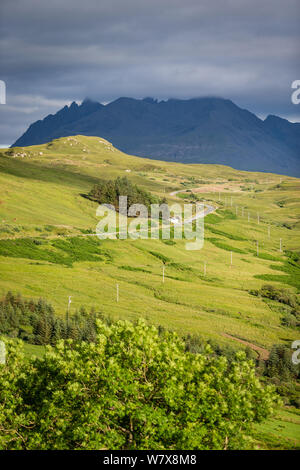 Die A863 Richtung Cuillin Bereich auf der Insel Skye, Schottland führenden Stockfoto