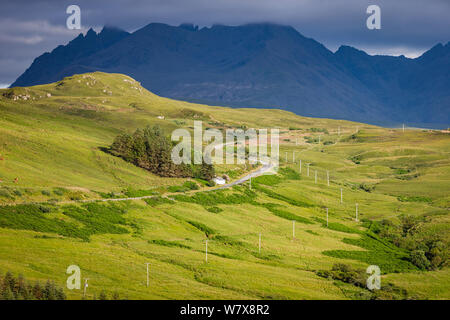 Die A863 Richtung Cuillin Bereich auf der Insel Skye, Schottland führenden Stockfoto