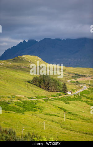 Die A863 Richtung Cuillin Bereich auf der Insel Skye, Schottland führenden Stockfoto