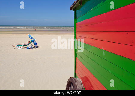 Sonnenbaden und Relaxen am Strand von De Panne, Belgien Stockfoto