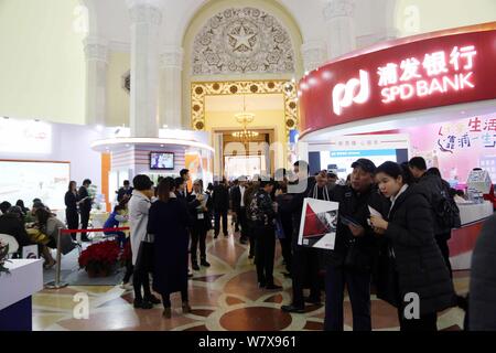 ---- Leute besuchen Sie den Stand der SPD (Shanghai Pudong Development Bank) während einer Ausstellung in Shanghai, China, 4. Dezember 2016. Touristen strömten Stockfoto