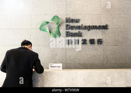 ---- Ein chinesischer Mitarbeiter ist in einem Bürogebäude der BRIC neue Entwicklungsbank (NDB) in Shanghai, China, 1. Dezember 2016 gesehen. Die BRIC-Staaten neue Stockfoto