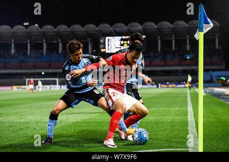 Gao Lin der chinesischen Guangzhou Evergrande, Mitte, Herausforderungen Yusuke Tasaka, Links, und Tatsuya Hasegawa der japanischen Kawasaki Frontale in ihrer Gruppe G ma Stockfoto