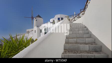 Windmühle, Oia, Insel Santorin/Thira, Griechenland, Mai 2009. Stockfoto