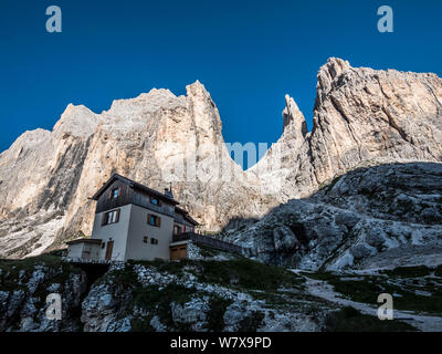 Zerklüftete Berglandschaft an der Preuss Hütte Zuflucht von den Vajolet Towers im Rosengarten Bereich der italienischen Dolomiten in den Schatten der Alto Adige Stockfoto