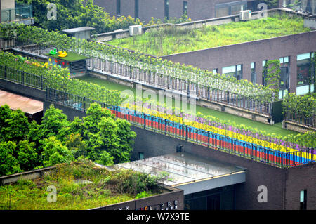 Luftaufnahme von einem bunten Spielplatz auf dem Dach eines privaten Kindergarten in Nanan District, Chongqing, China, 5. April 2017. Ein eigenes kindergar Stockfoto