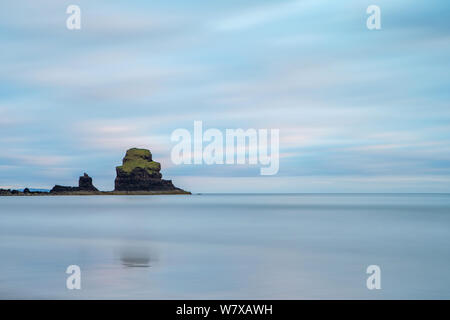 Malerische lange Belichtung Foto von talisker Bay an der Westküste der Insel Skye Stockfoto