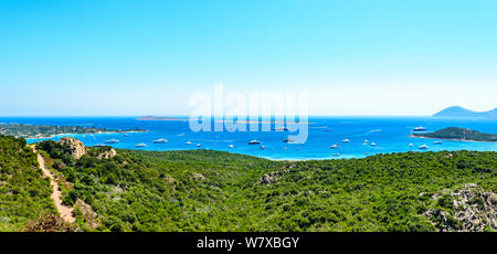 Panoramablick auf die Costa Smeralda, Strand Spiaggia di Liscia Ruja, Insel Isola Soffi, Schiffe, Yachten, Boote, Segelboote. In der Nähe Porto Cerve, Capriccioli. Stockfoto