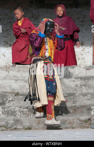 Gonyingcham, ein Tanz, der in Bezug auf den himmlischen Engeln im Tantrayana Buddhismus durchgeführt. Diese Engel sind das schöne Mädchen aus verschiedenen Dörfern der Mon Region. Torgya Festival. Galdan Namge Lhatse Kloster Tawang, Arunachal Pradesh, Indien. Januar 2014. Stockfoto