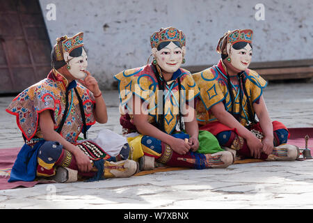 Gonyingcham, ein Tanz, der in Bezug auf den himmlischen Engeln im Tantrayana Buddhismus durchgeführt. Diese Engel sind das schöne Mädchen aus verschiedenen Dörfern der Mon Region. Torgya Festival. Galdan Namge Lhatse Kloster Tawang, Arunachal Pradesh, Indien. Januar 2014. Stockfoto