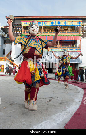 Gonyingcham, ein Tanz, der in Bezug auf den himmlischen Engeln im Tantrayana Buddhismus durchgeführt. Diese Engel sind das schöne Mädchen aus verschiedenen Dörfern der Mon Region. Torgya Festival. Galdan Namge Lhatse Kloster Tawang, Arunachal Pradesh, Indien. Januar 2014. Stockfoto