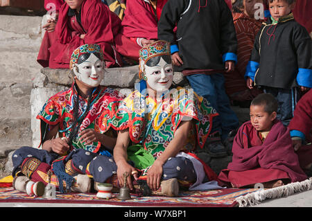 Gonyingcham, ein Tanz, der in Bezug auf den himmlischen Engeln im Tantrayana Buddhismus durchgeführt. Diese Engel sind das schöne Mädchen aus verschiedenen Dörfern der Mon Region. Torgya Festival. Galdan Namge Lhatse Kloster Tawang, Arunachal Pradesh, Indien. Januar 2014. Stockfoto