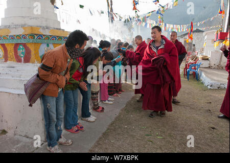 Mönche Segen die Menschen am Ende eines lokalen buddhistischen Festival im Vorfeld der größere Torgya Festival in Tawang, Namchu, Arunachal Pradesh, Indien. Januar 2014. Stockfoto