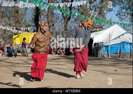 Mönche proben Tanz am Tag vor der Torgya Festival. Galdan Namge Lhatse Kloster Tawang, Arunachal Pradesh, Indien. Januar 2014. Stockfoto