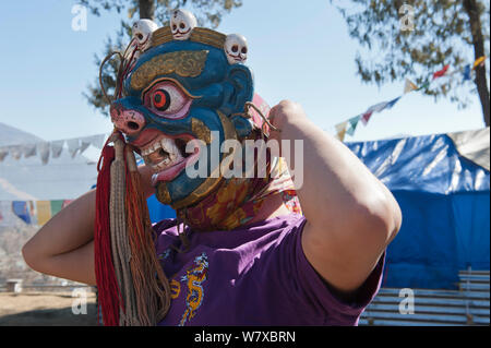 Die Mönche selbst vorbereiten für den Tanz Probe, am Tag vor dem torgya Festival. Galdan Namge Lhatse Kloster Tawang, Arunachal Pradesh, Indien. Januar 2014. Stockfoto