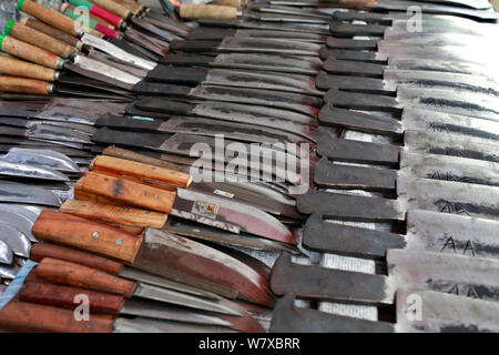 Dhaka, Bangladesch - Juli 07, 2019: Schmiede Shop bei karwan Bazar in Dhaka haben hart gearbeitet, Messer, Hackmesser, Macheten und anderen scharfen zu machen Stockfoto