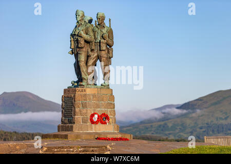 Die Commando Memorial in der Nähe von Fort William mit Blick auf den Ben Nevis auf einem sonnigen Sommern morgen Stockfoto