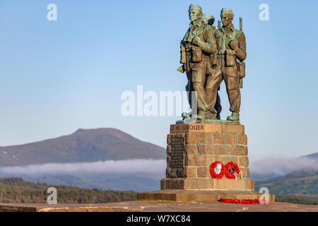 Die Commando Memorial in der Nähe von Fort William mit Blick auf den Ben Nevis auf einem sonnigen Sommern morgen Stockfoto