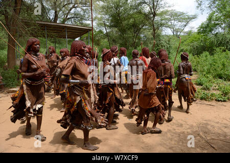 Tanzende Frauen in traditioneller Kleidung während der Ukuli Zeremonie, ein Initiationsritus für jungen Menschen zu werden. Hamer Stamm, Omo-tal, Äthiopien, September 2014. Stockfoto