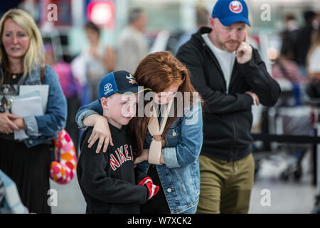 Heathrow Terminal 5 British Airways Fluggäste bei langen Verspätungen oder Annullierungen wegen technischer Probleme, London, England, Großbritannien Stockfoto